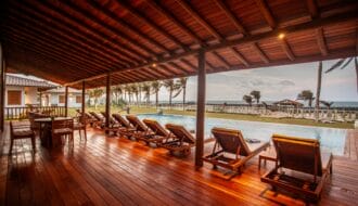 0 veranda piscine et chaises longues