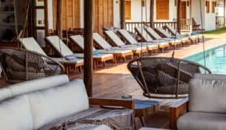 2 estar piscine et chaises longues
