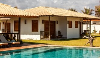 6 chalets vue de la piscine